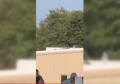 观看：视频显示枪手在特朗普集会附近建筑物的屋顶上被枪杀